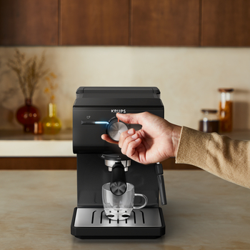 Απεικονίζεται ένα χέρι να ρυθμίζει τον διακόπτη.